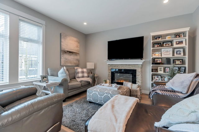 14 - 3303 Rosemary Heights Crescent