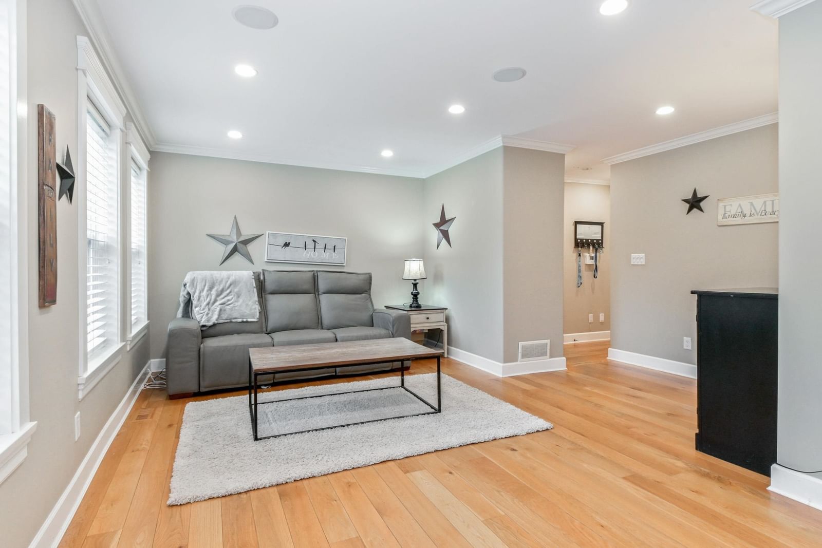 Listing Image 12