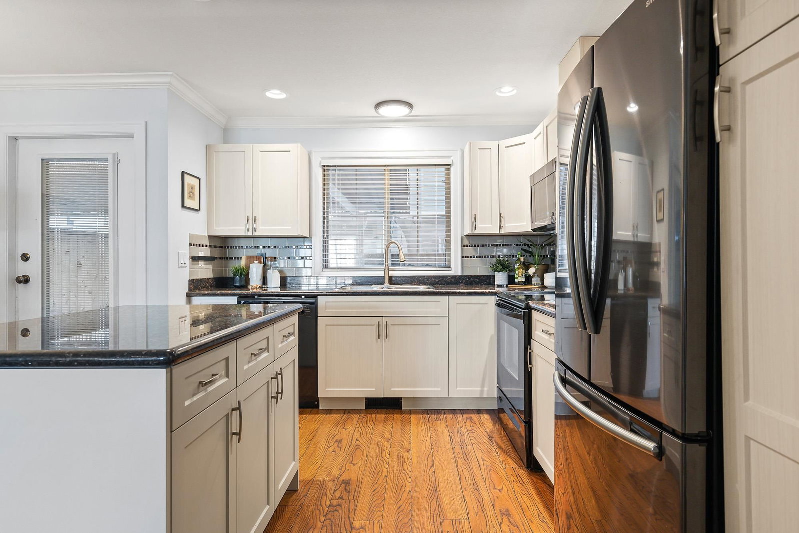 Listing Image 9
