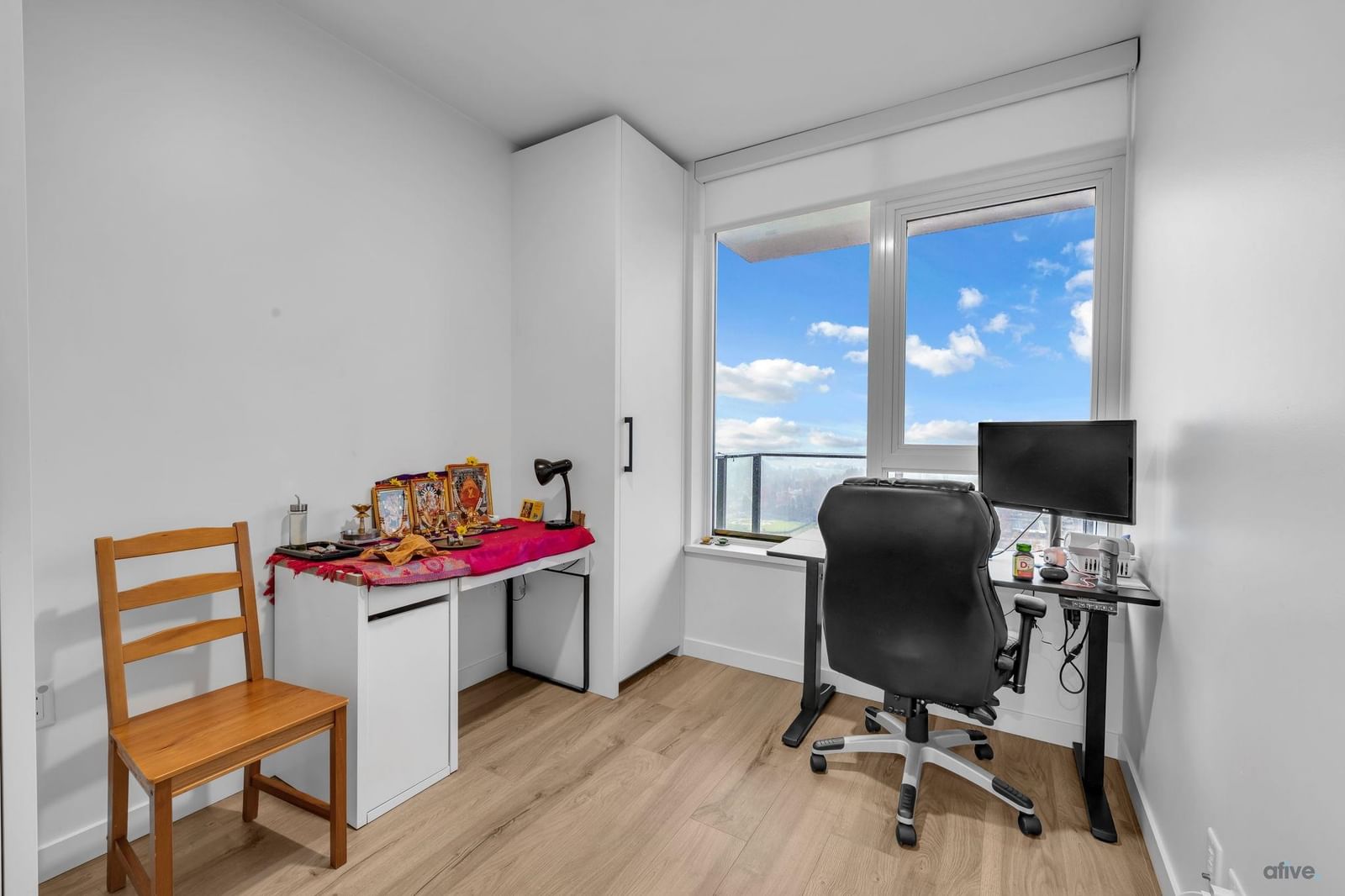 Listing Image 12