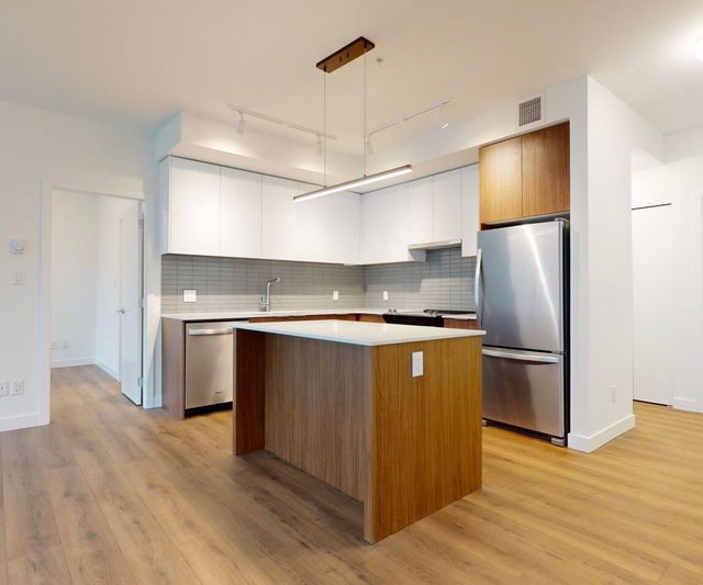407 - 1365 Victoria Street