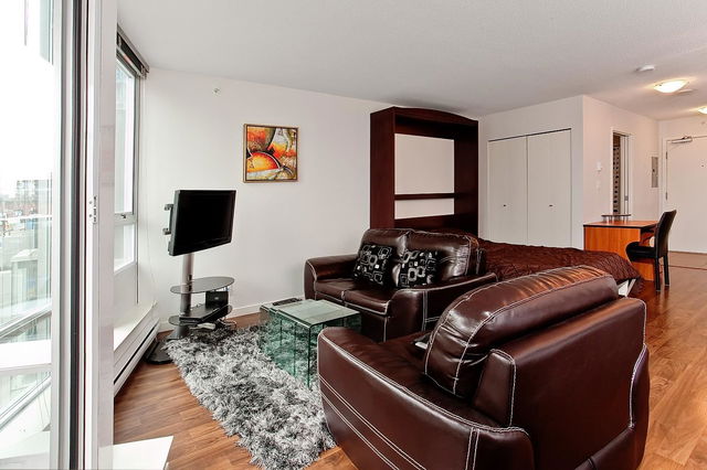 306 - 233 Robson Street