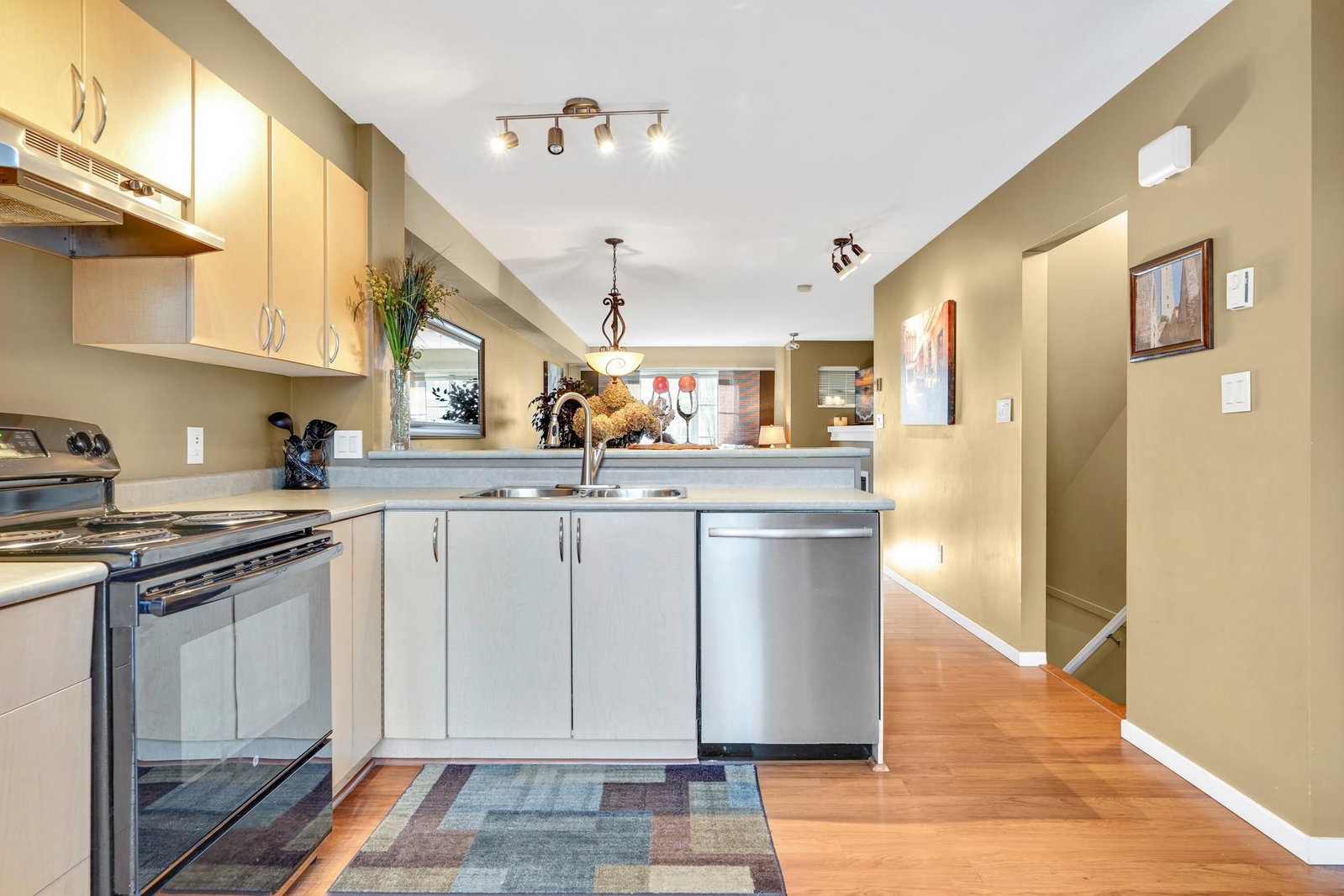 Listing Image 11