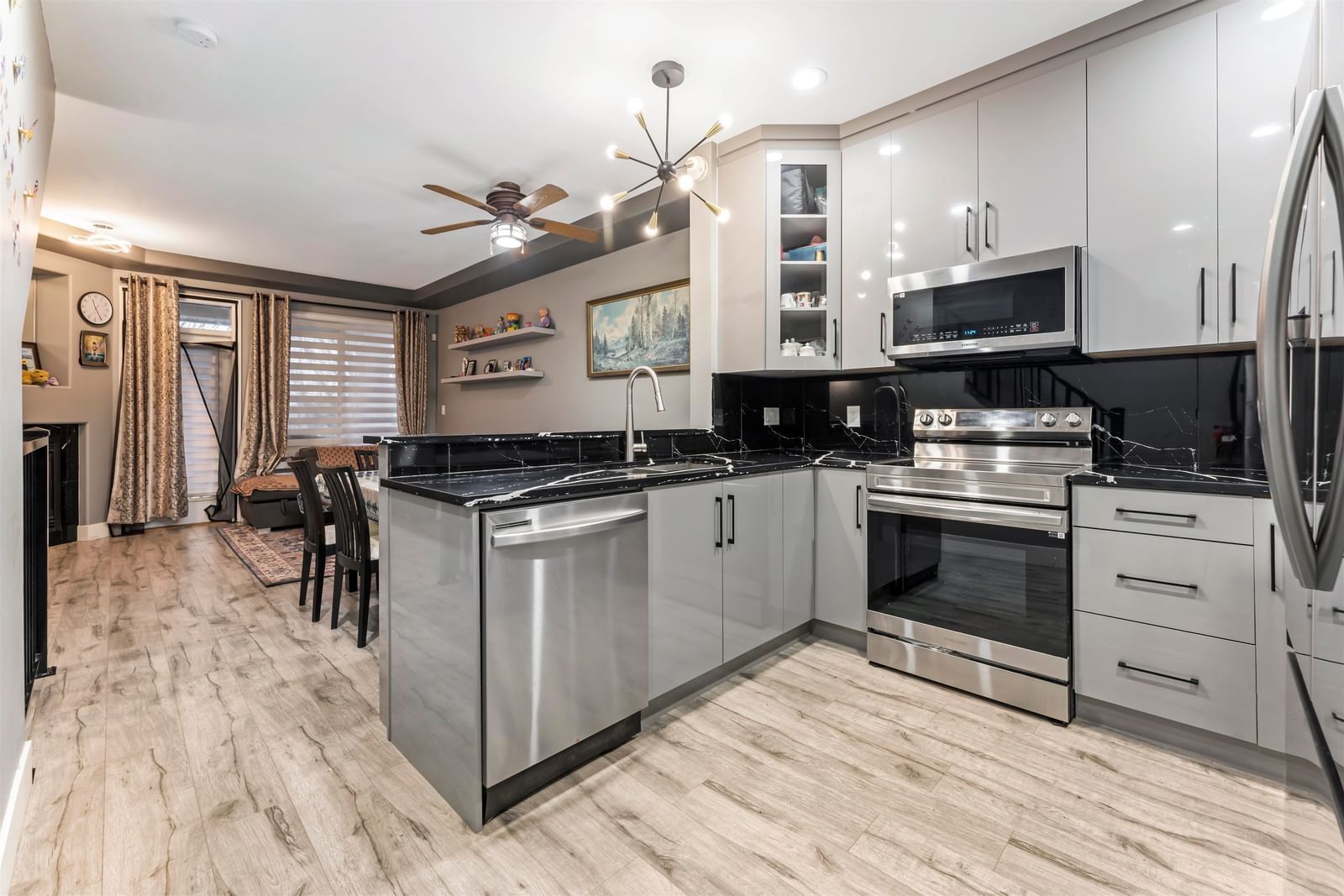 Listing Image 12