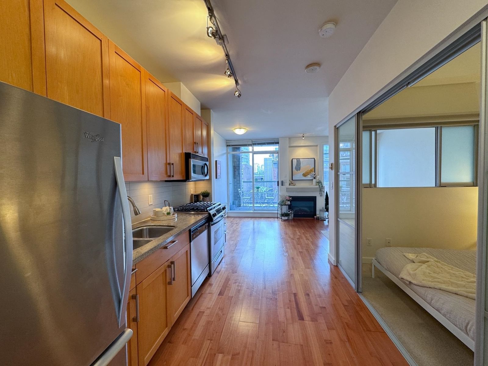 Listing Image 4