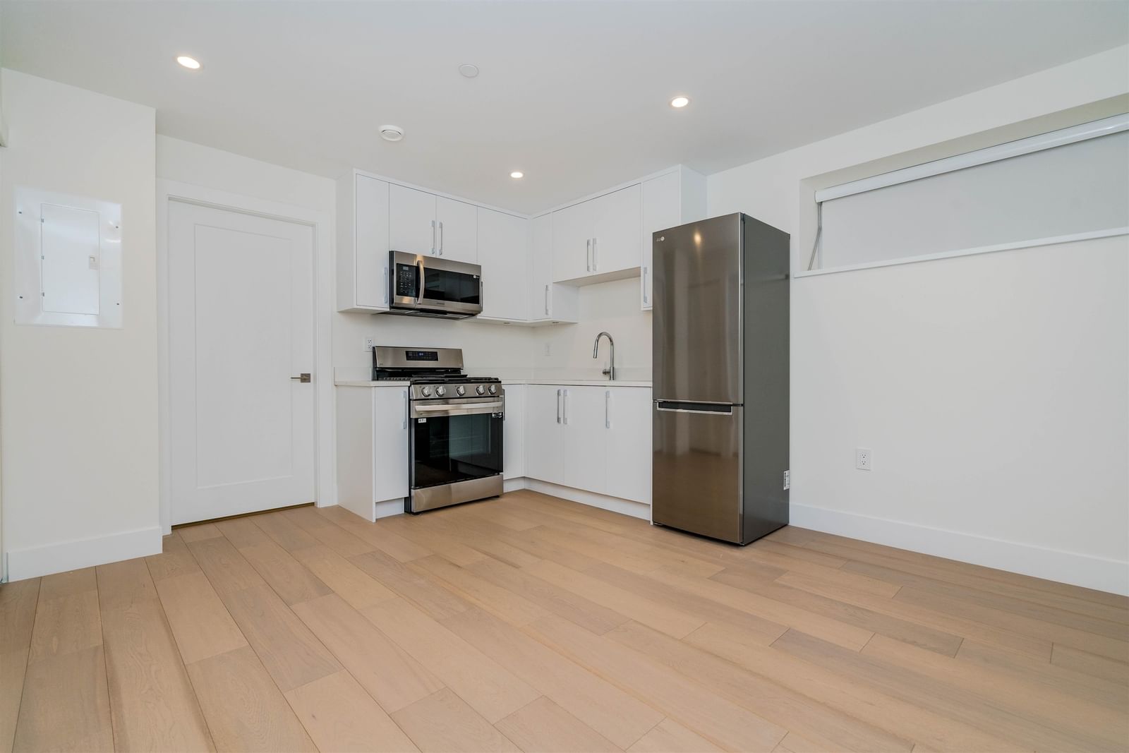 Listing Image 8
