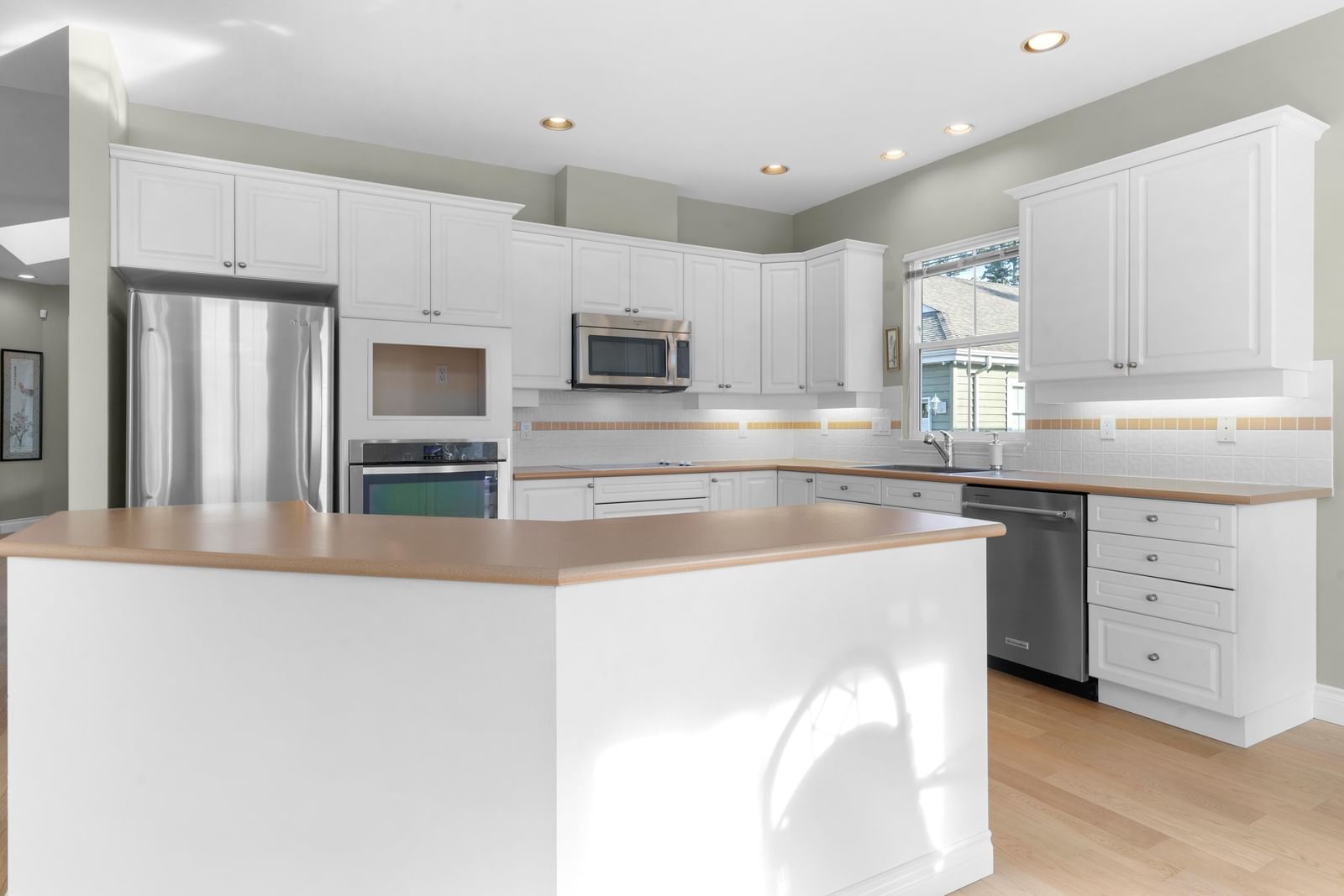 Listing Image 12