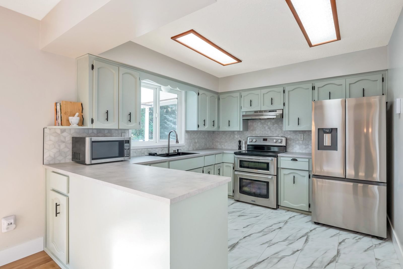 Listing Image 11