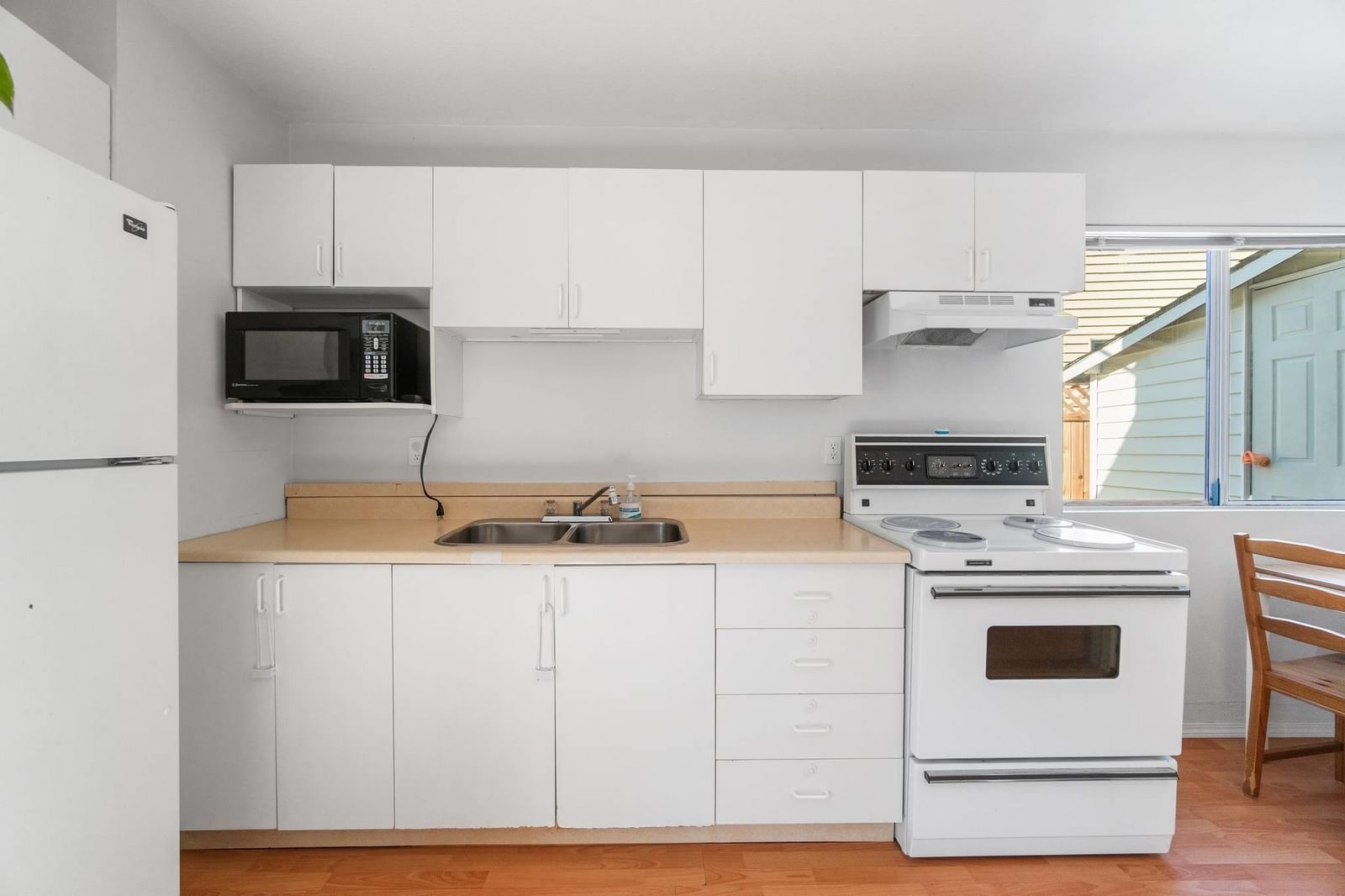 Listing Image 12