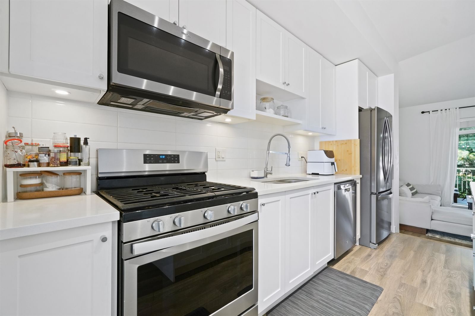 Listing Image 4