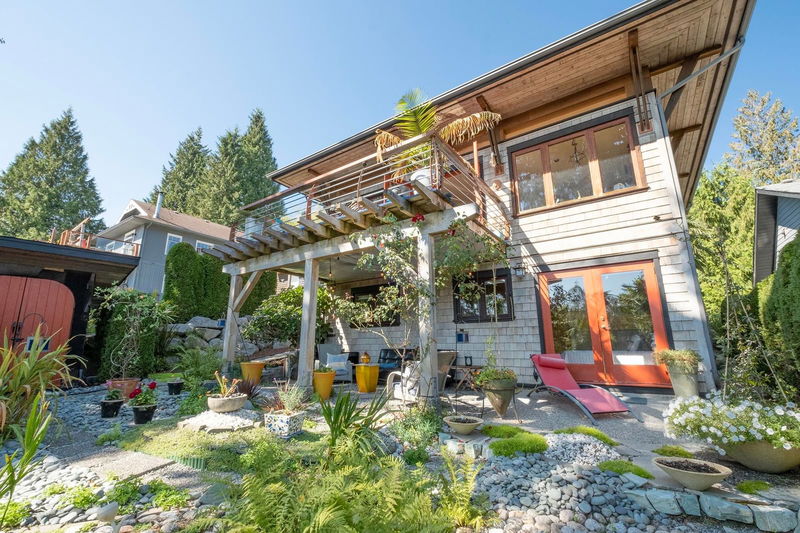 557 Central Avenue, Gibsons, British Columbia