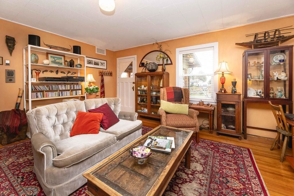 Listing Image 8