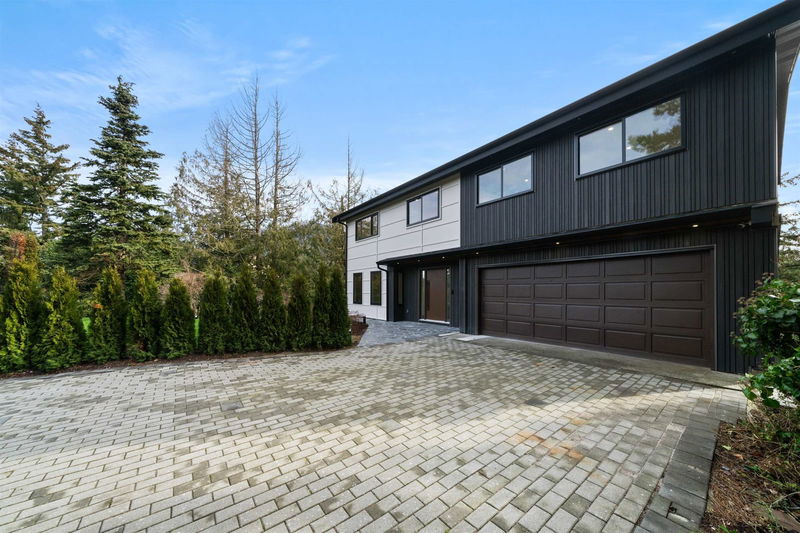 6230 Summit Avenue, West Vancouver, British Columbia