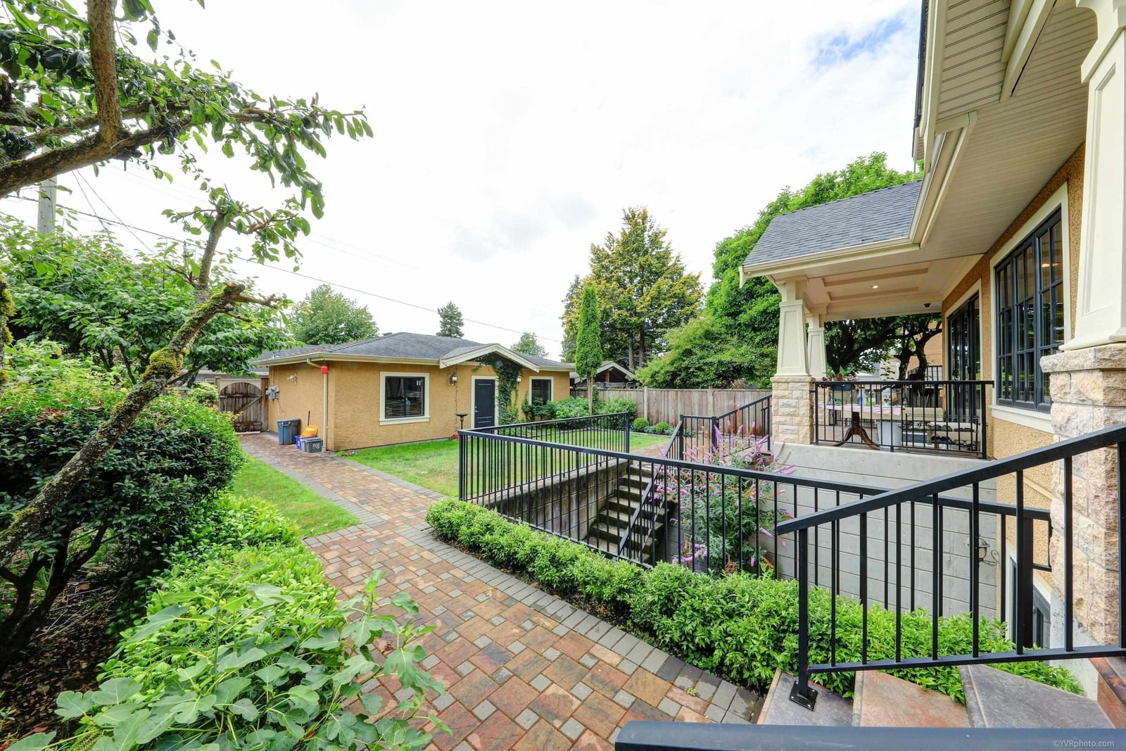 Listing Image 4