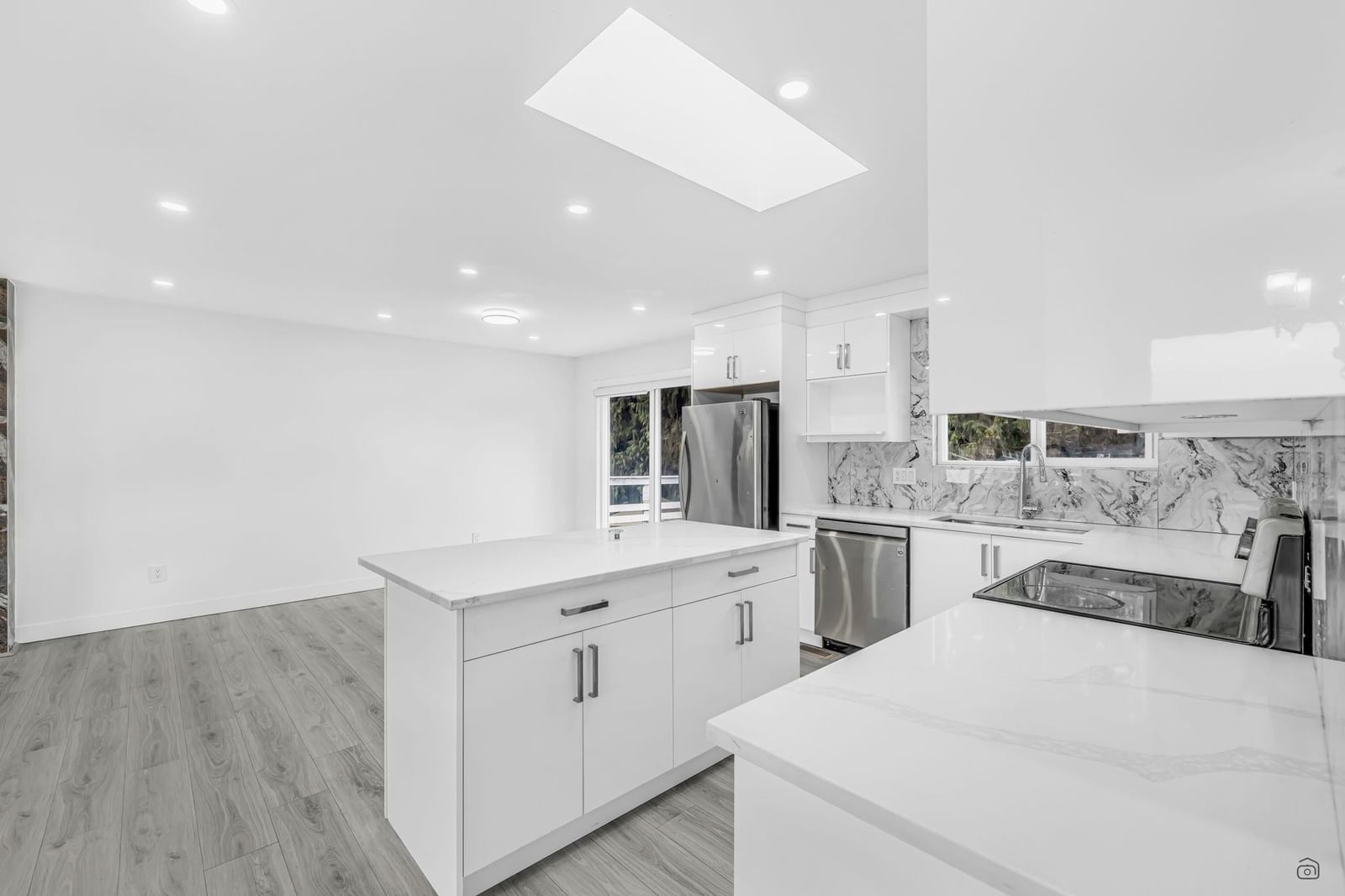 Listing Image 8