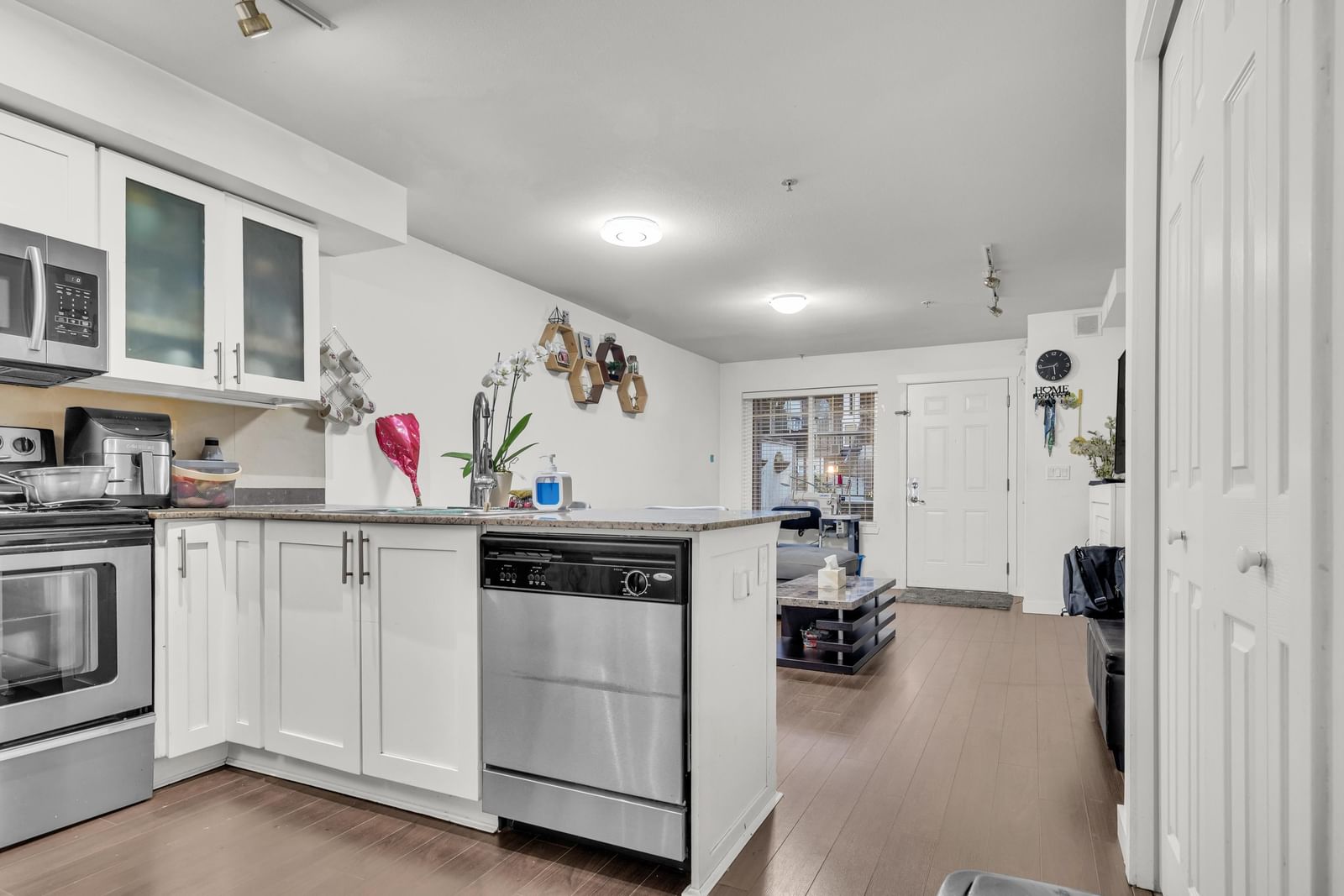 Listing Image 8