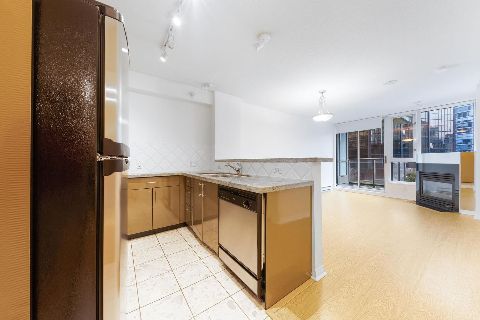 Listing Image 5
