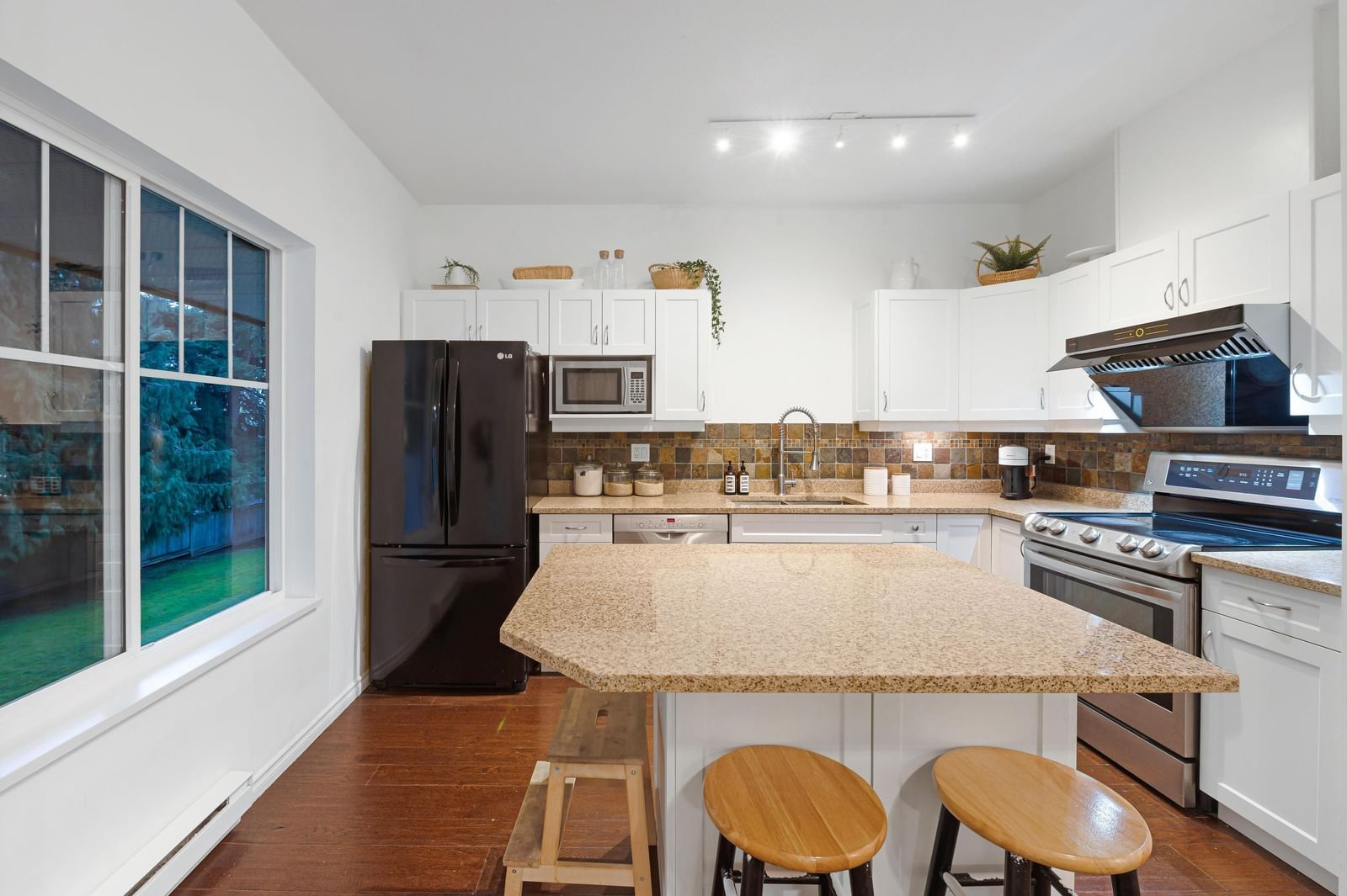 Listing Image 14