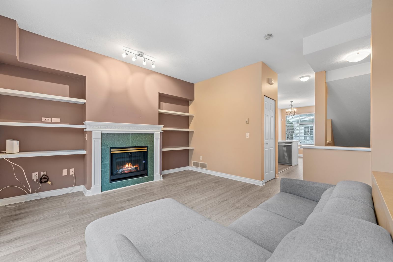Listing Image 4