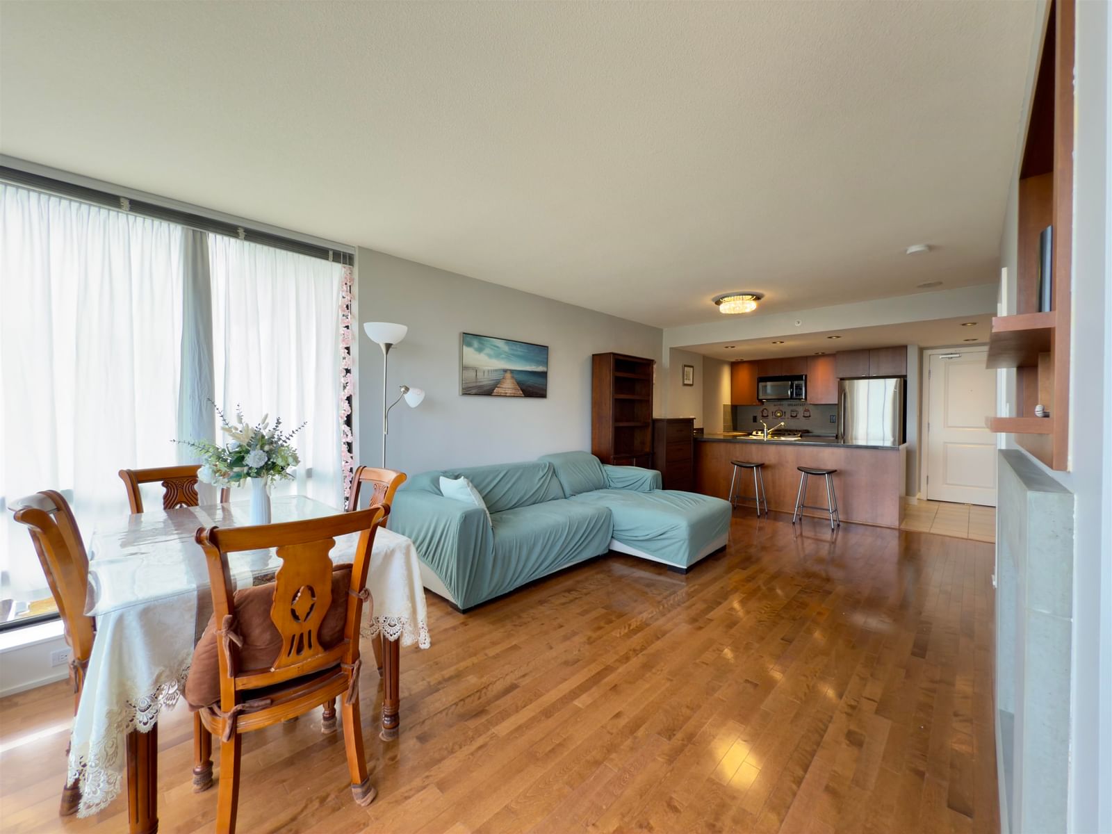 Listing Image 4
