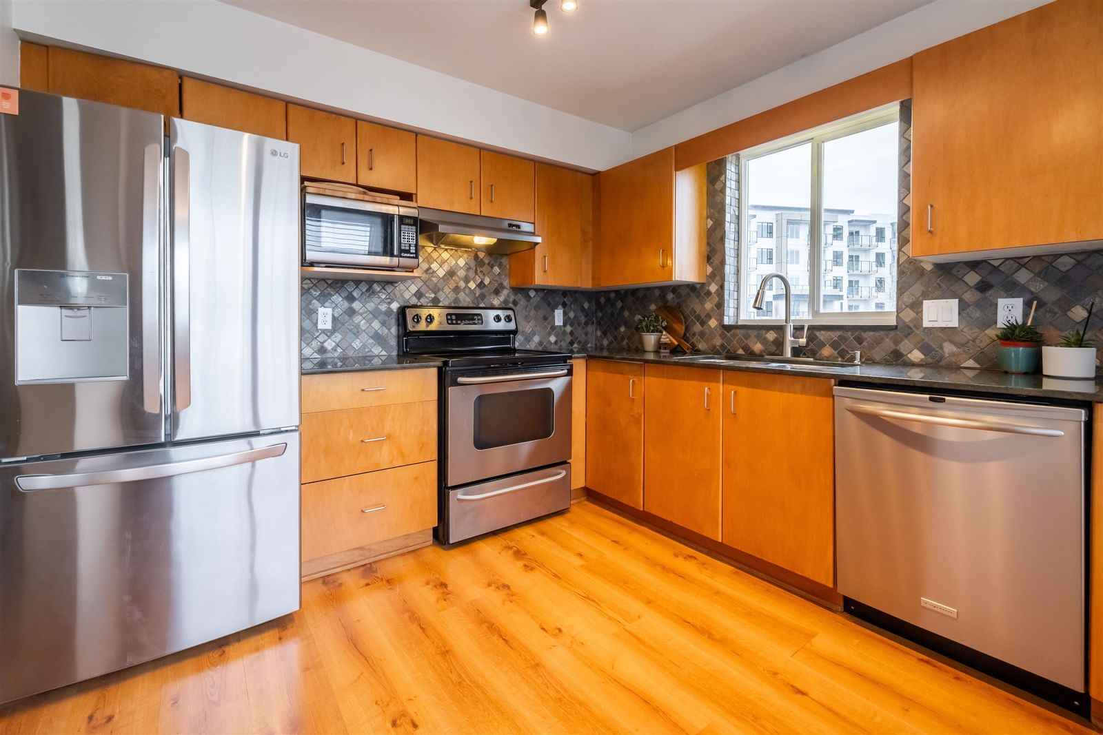 Listing Image 12