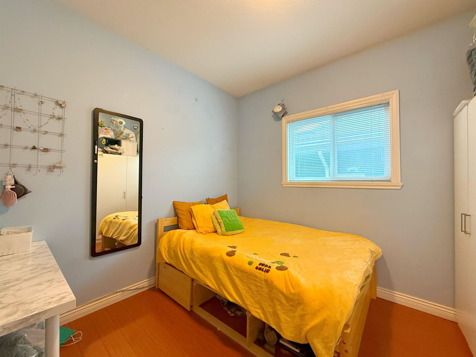 Listing Image 6