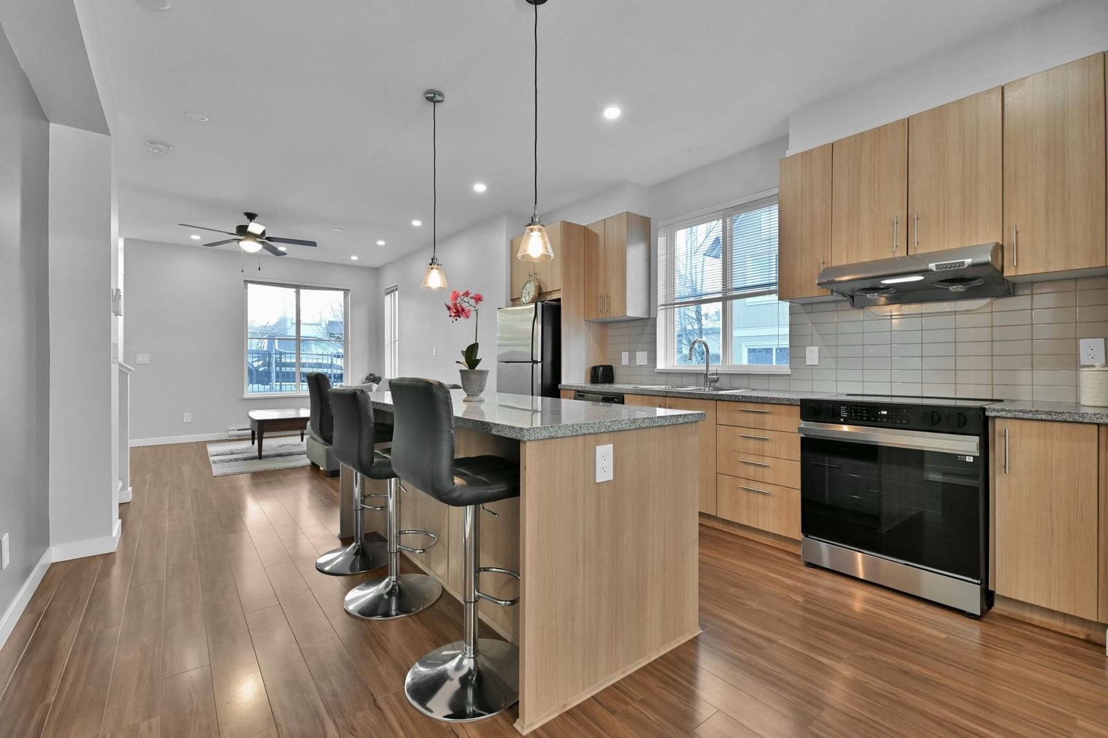 Listing Image 8