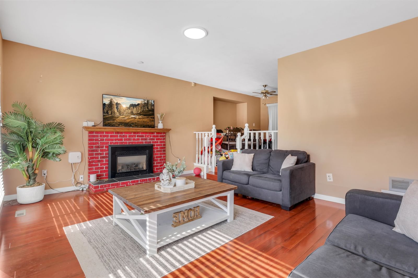 Listing Image 4