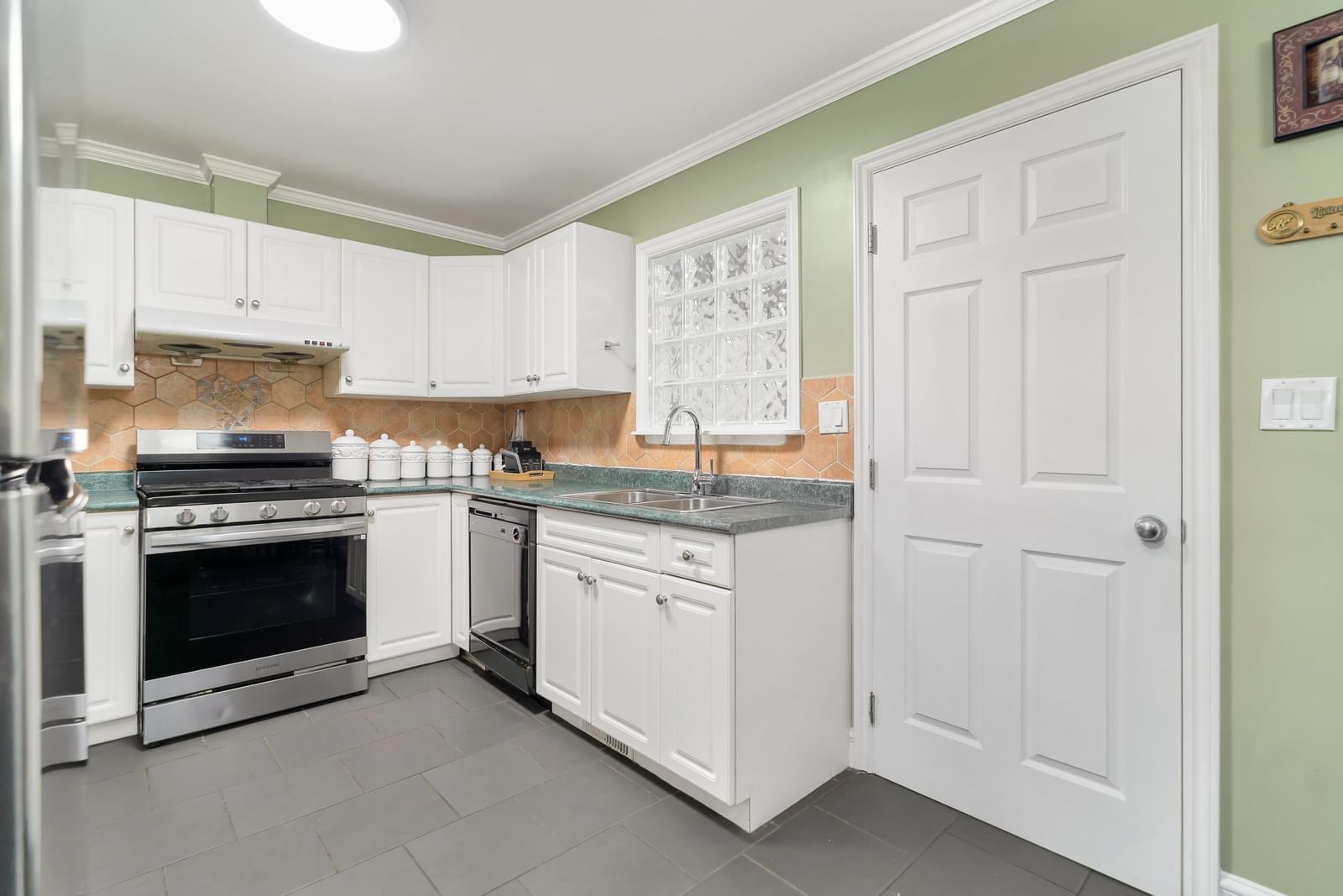 Listing Image 19