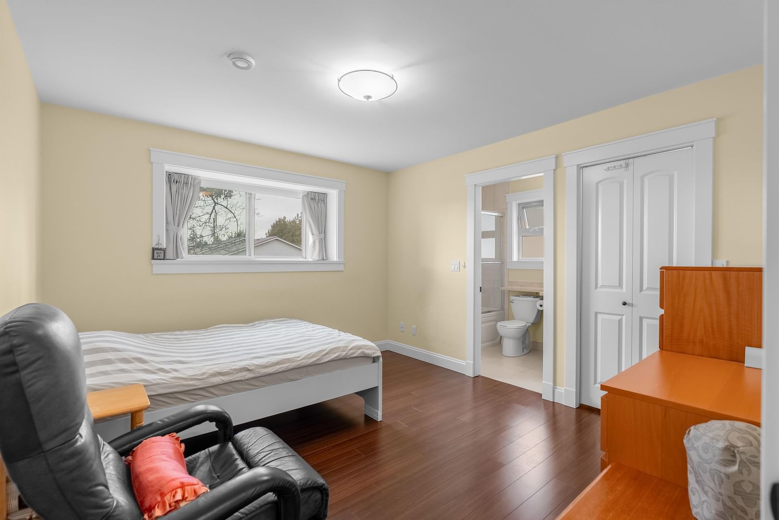 Listing Image 12
