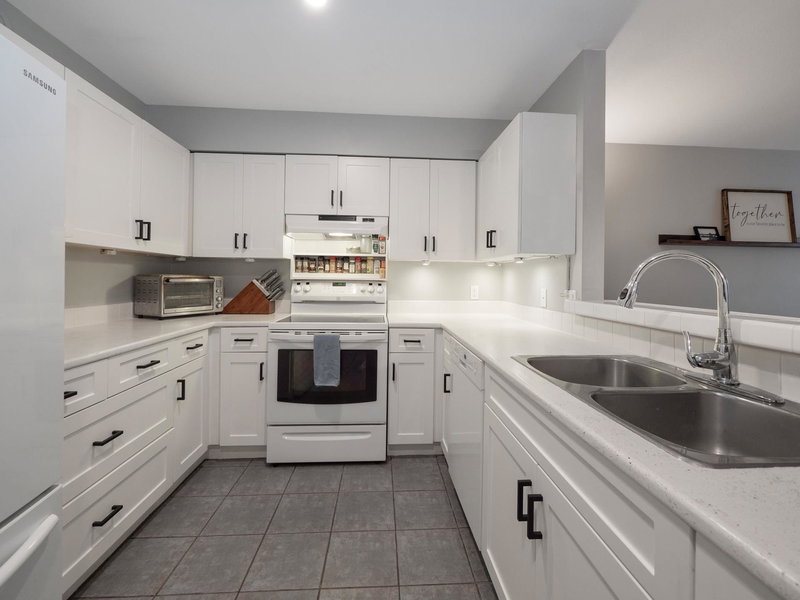 111 - 5711 Ebbtide Street, Sechelt, V7Z 0J5 | Image 3