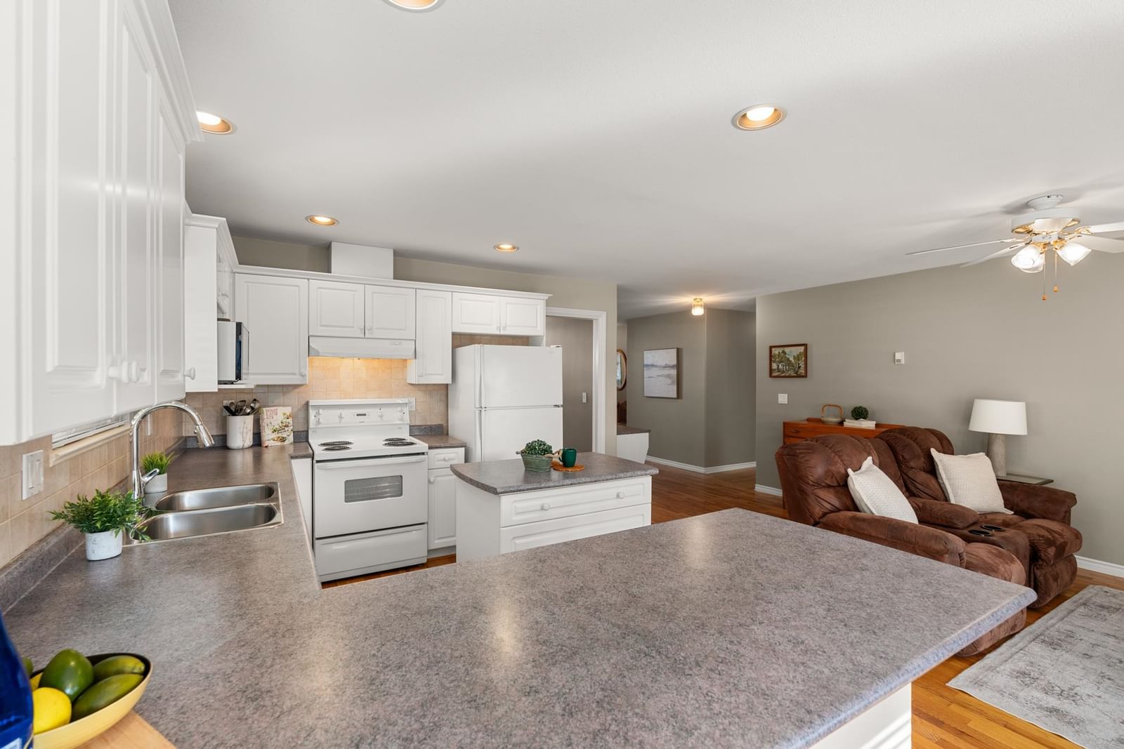 Listing Image 10