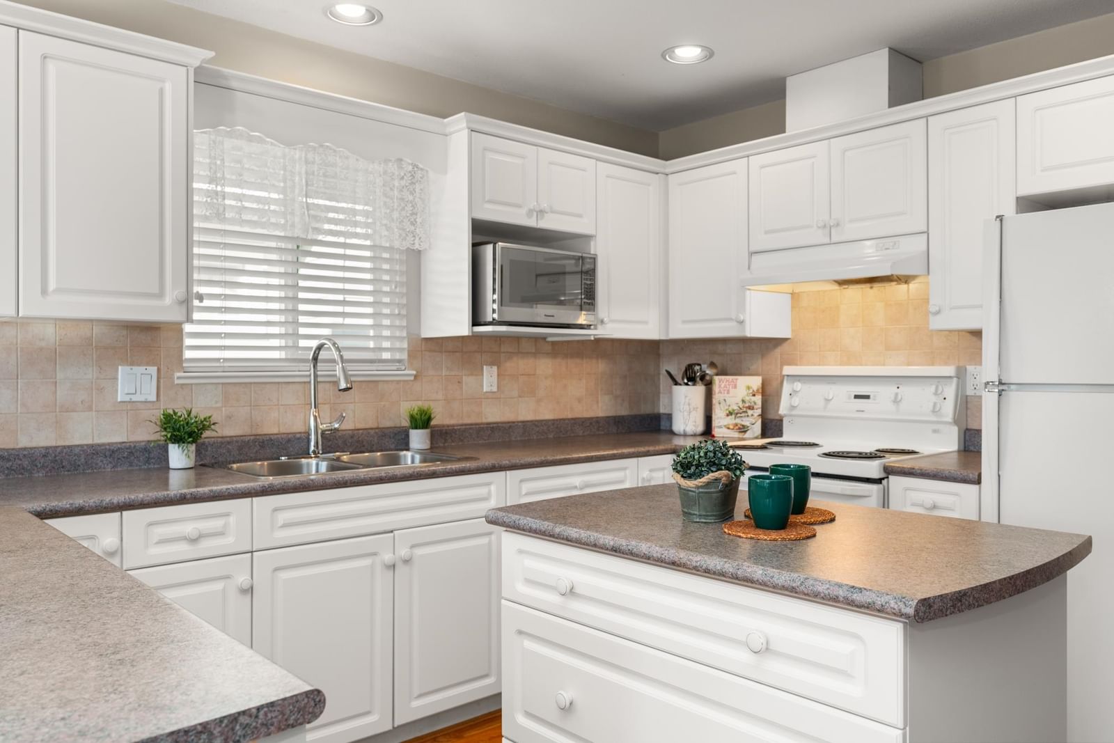 Listing Image 11