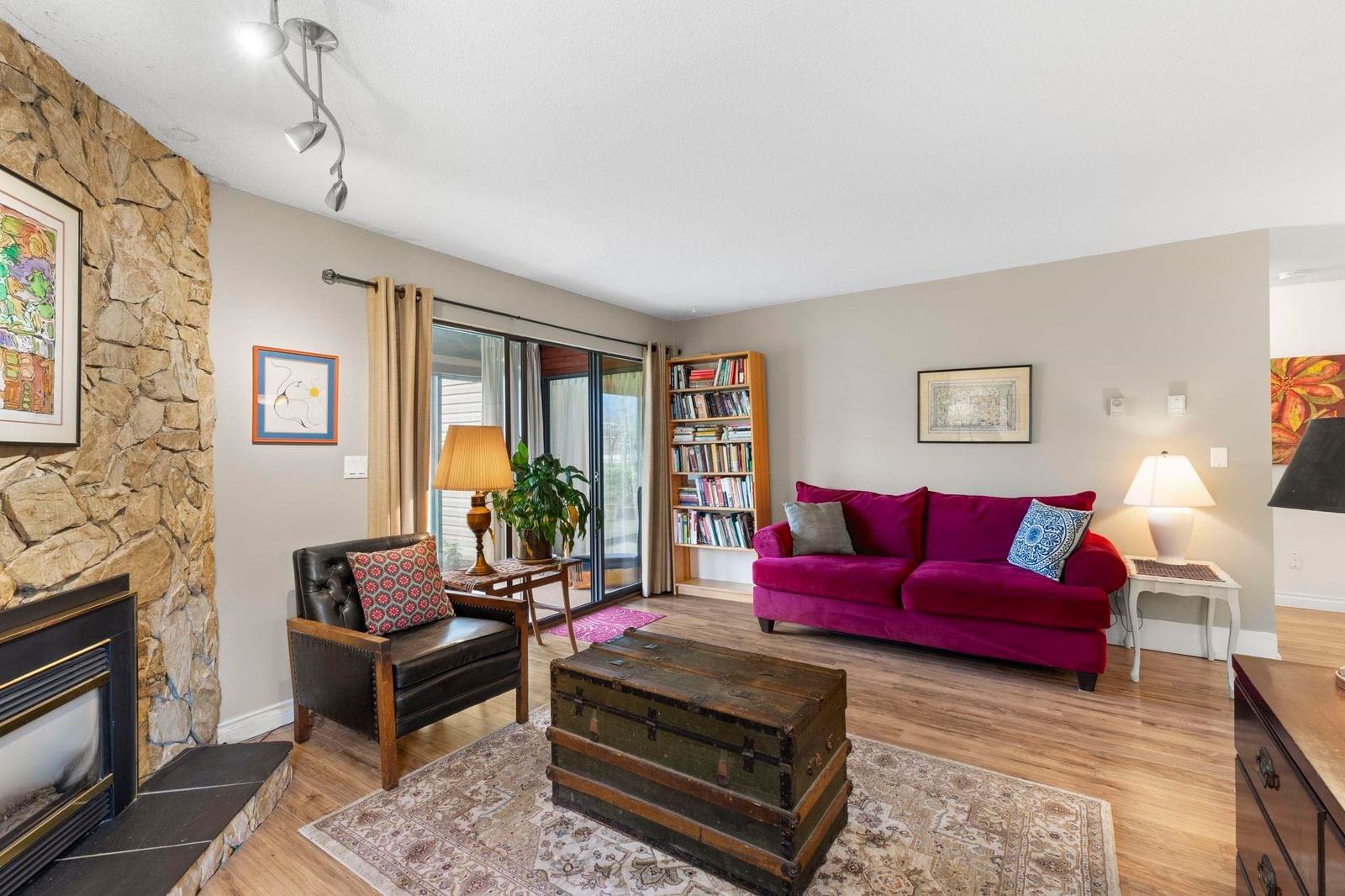 Listing Image 4