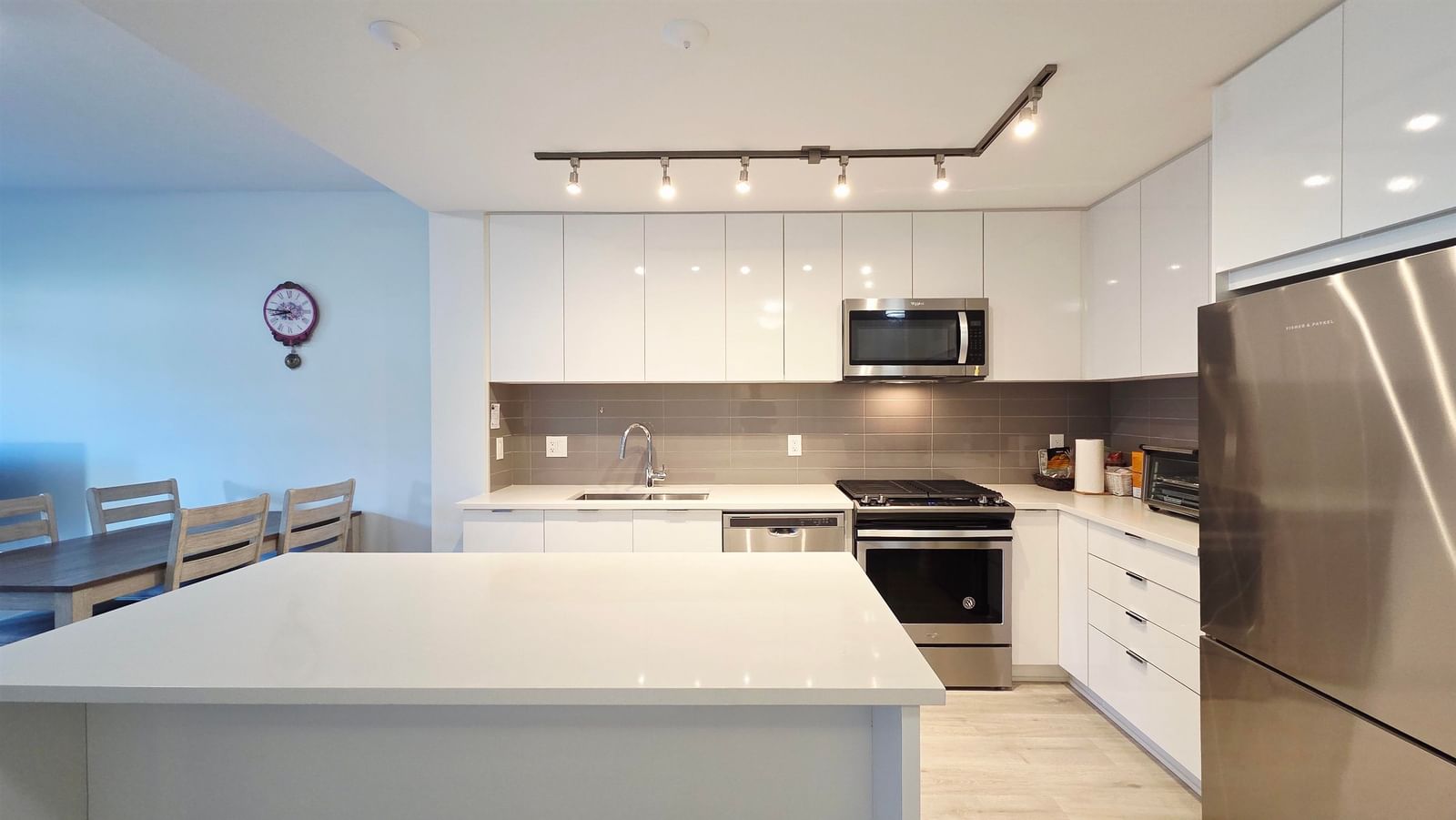 Listing Image 10