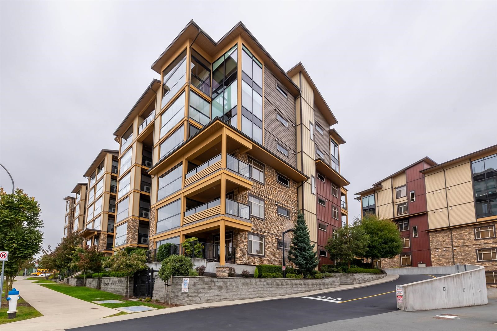 Listing Image 4
