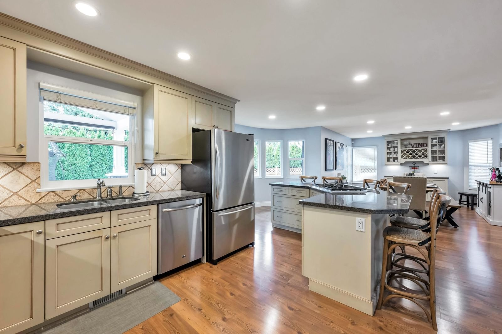 Listing Image 12