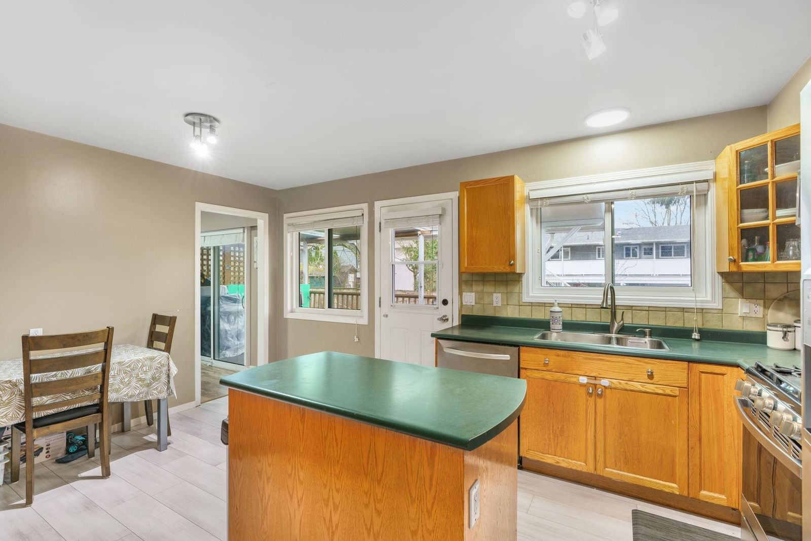 Listing Image 8