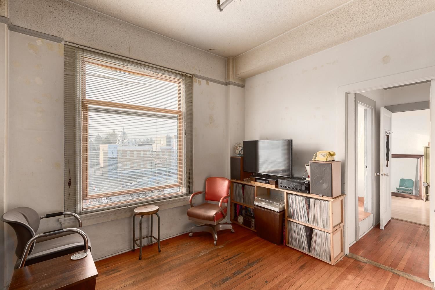 Listing Image 8
