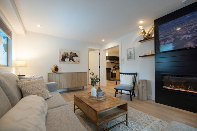 100 - 2021 Karen Crescent