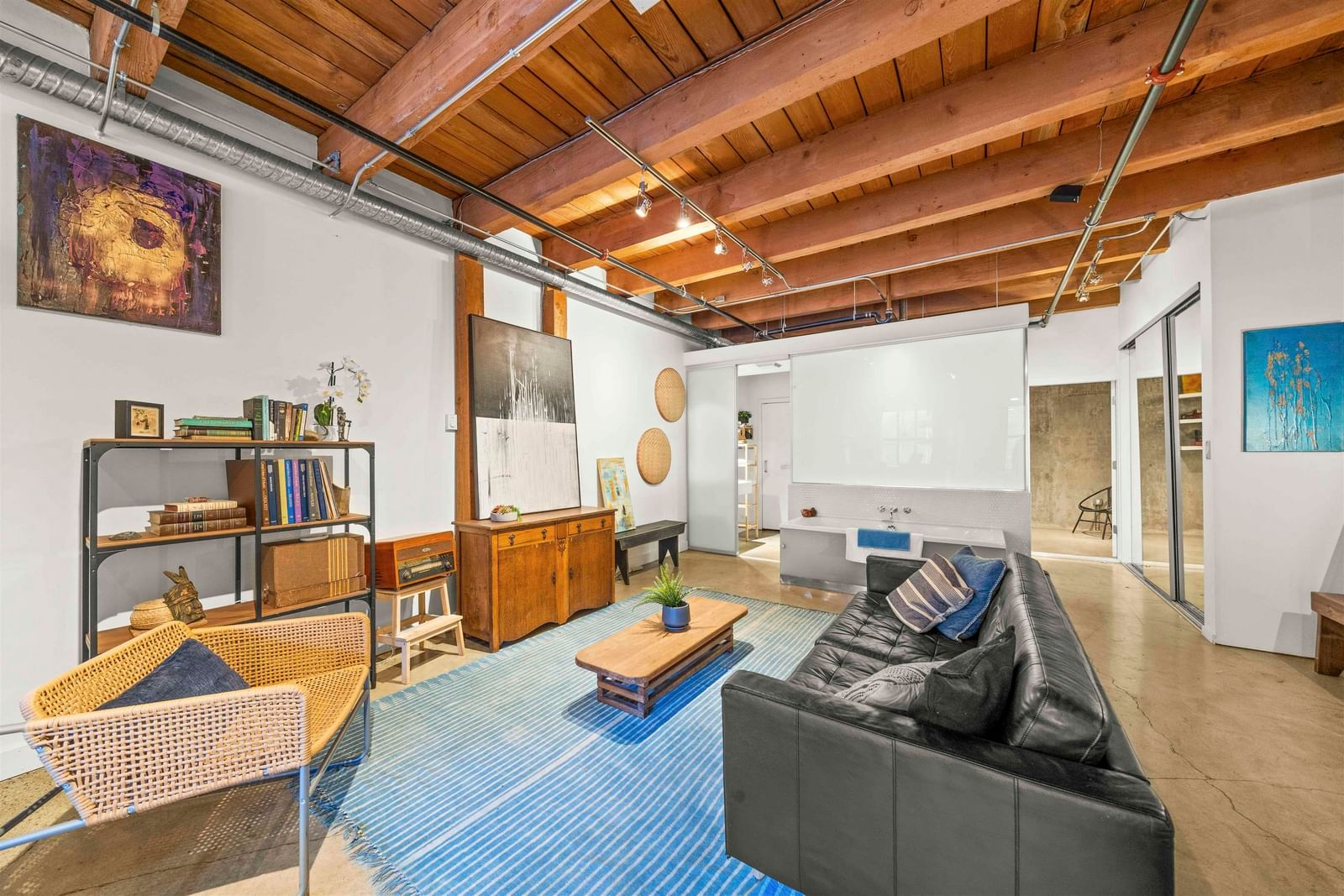 Listing Image 4