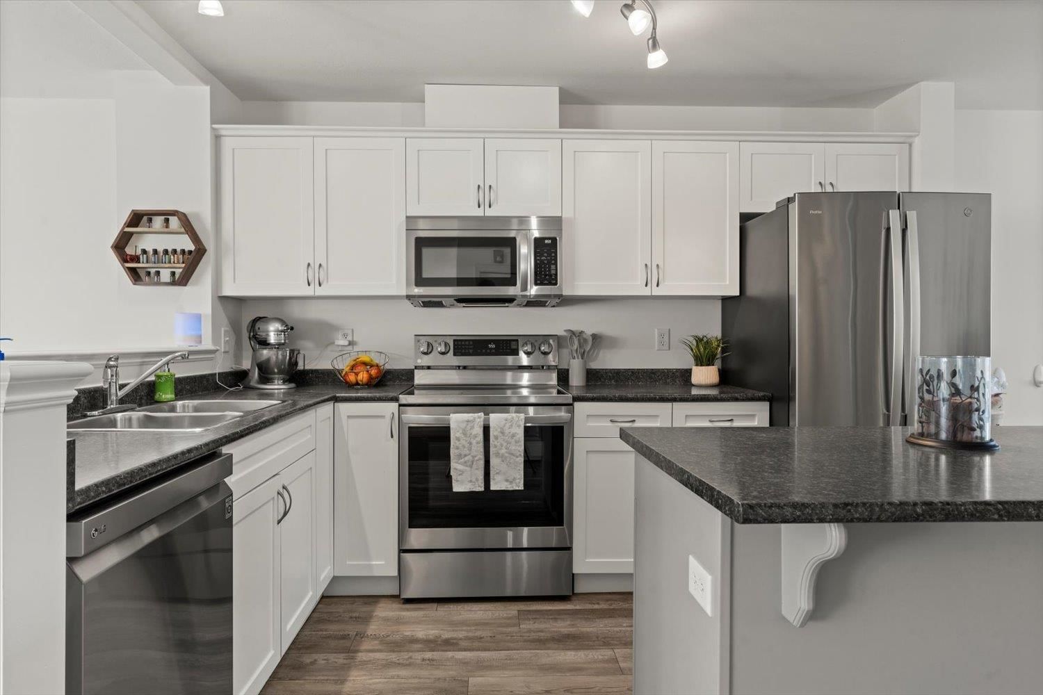 Listing Image 5