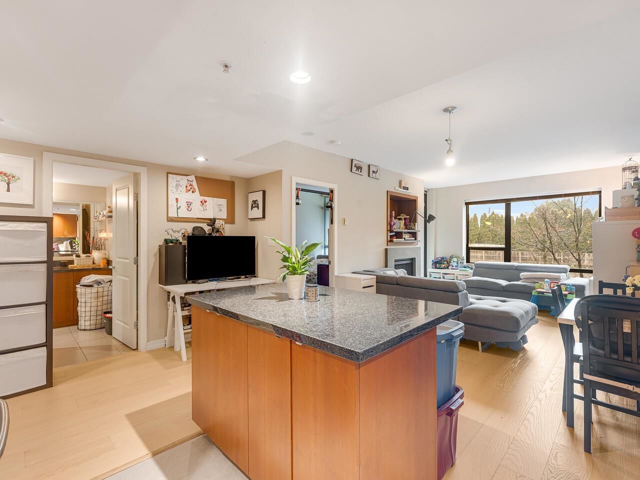 Listing Image 12