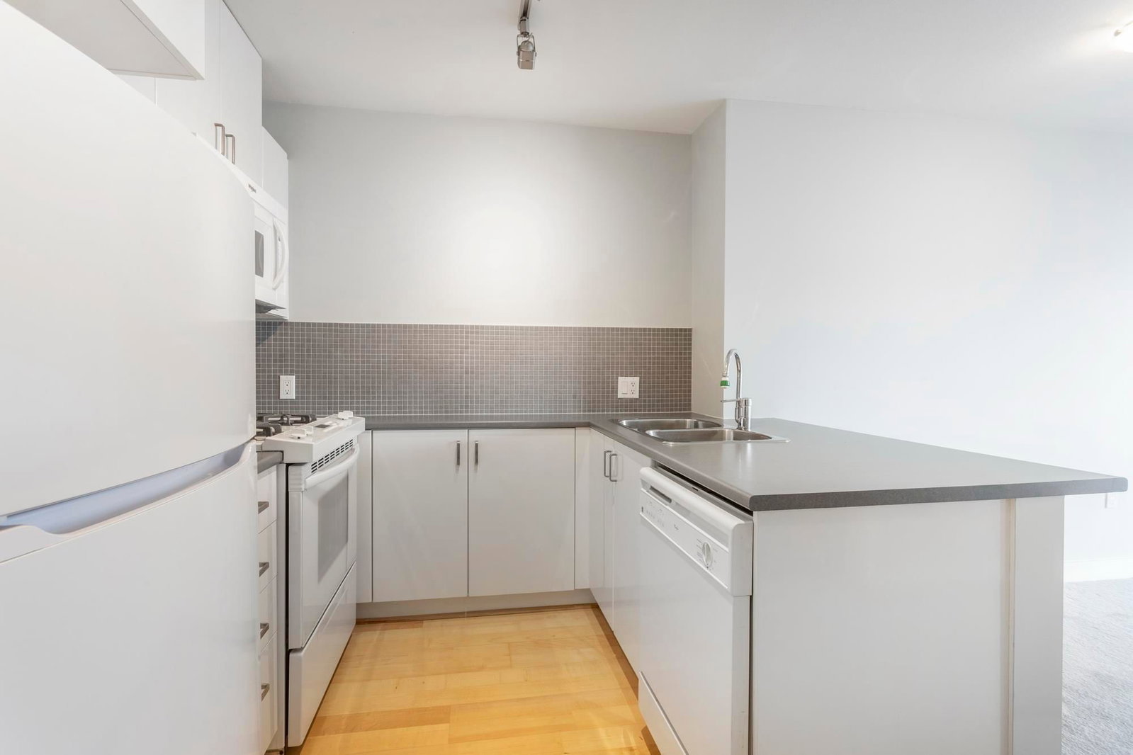 Listing Image 17