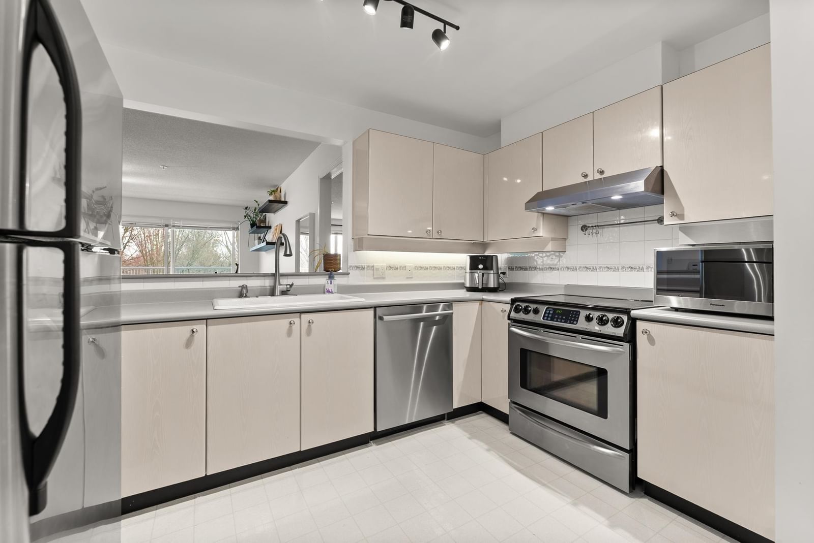 Listing Image 19
