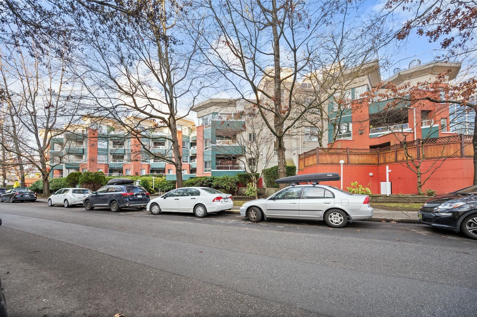 Listing Image 4