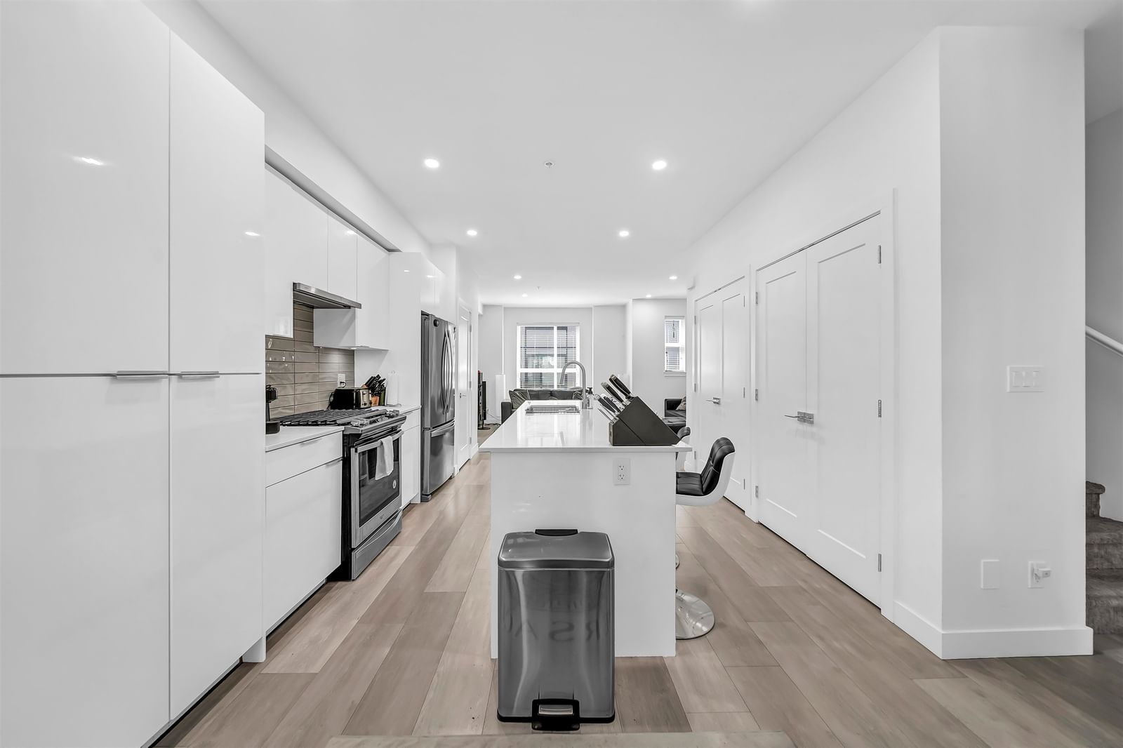 Listing Image 8