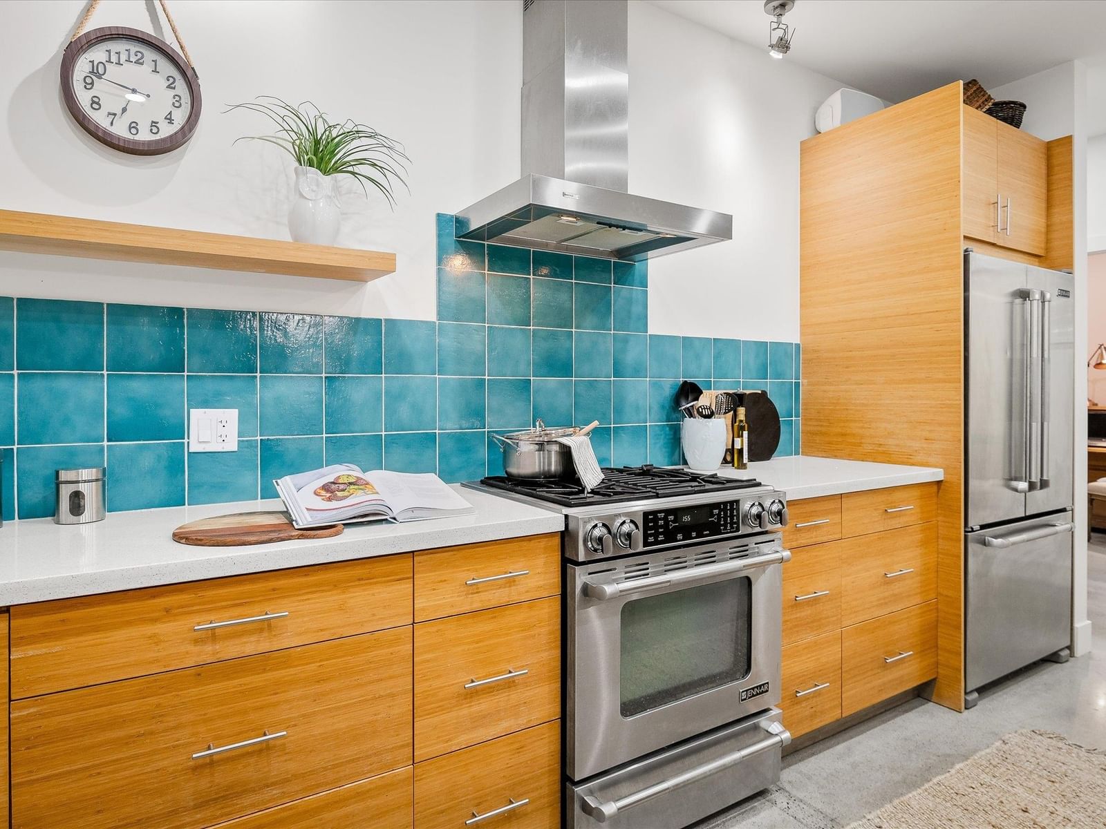 Listing Image 12