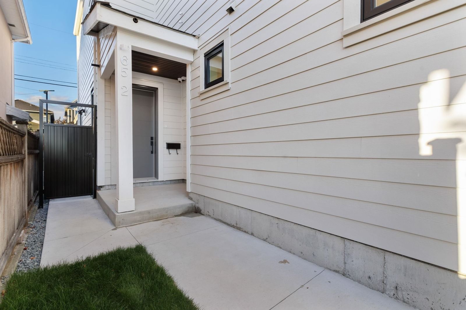 Listing Image 4