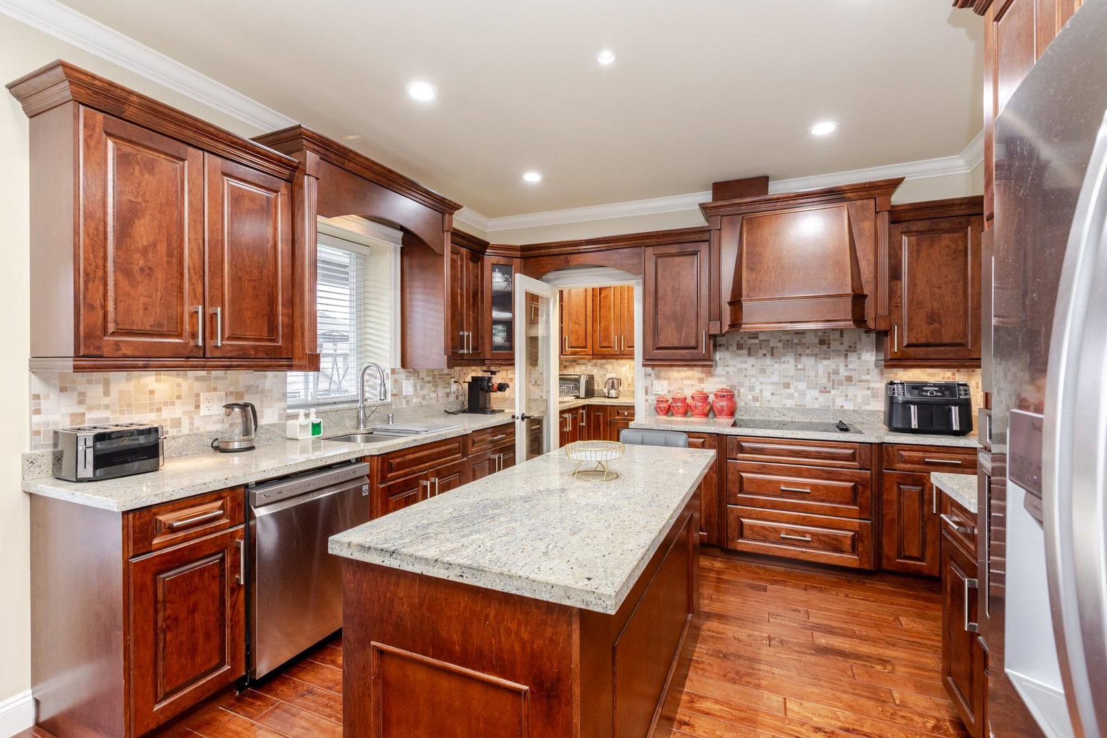 Listing Image 11